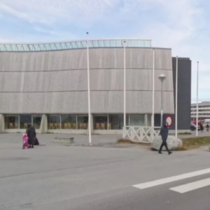 Βίντεο: Άνδρας προσπάθησε να υψώσει τη σημαία των ΗΠΑ στο κέντρο της πρωτεύουσας της Γροιλανδίας