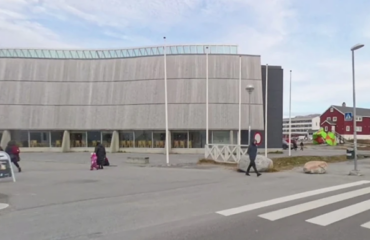 Βίντεο: Άνδρας προσπάθησε να υψώσει τη σημαία των ΗΠΑ στο κέντρο της πρωτεύουσας της Γροιλανδίας