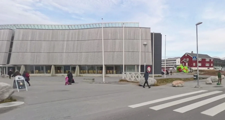 Βίντεο: Άνδρας προσπάθησε να υψώσει τη σημαία των ΗΠΑ στο κέντρο της πρωτεύουσας της Γροιλανδίας