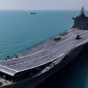 Oι Ιρανοί έβγαλαν εν μέσω της έντασης με ΗΠΑ εκτός ναυστάθμου το πρώτο drone-carrier σκάφος εγχώριας ναυπήγησης