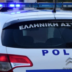 Επίθεση αγνώστων σε τρεις 19χρονους στην Πάτρα γιατί ο ένας φορούσε μπλούζα με την ελληνική σημαία