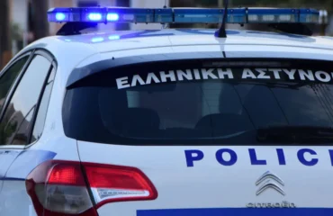 Επίθεση αγνώστων σε τρεις 19χρονους στην Πάτρα γιατί ο ένας φορούσε μπλούζα με την ελληνική σημαία