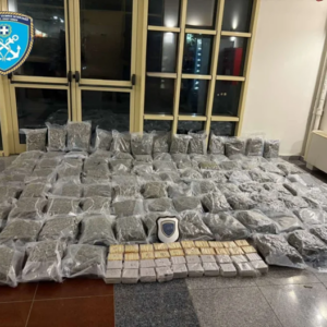 Πάτρα: Εντοπίστηκαν ναρκωτικά αξίας 900.000 ευρώ μέσα σε φορτηγό στο Ρίο – Δύο συλλήψεις (φώτο)