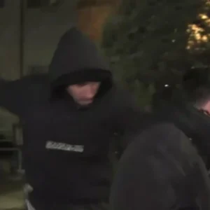 Βίντεο: H στιγμή που οπαδοί του ΠΑΟΚ επιτίθενται σε τηλεοπτικό συνεργείο έξω από το νοσοκομείο «Παπαγεωργίου»