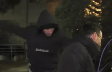 Βίντεο: H στιγμή που οπαδοί του ΠΑΟΚ επιτίθενται σε τηλεοπτικό συνεργείο έξω από το νοσοκομείο «Παπαγεωργίου»