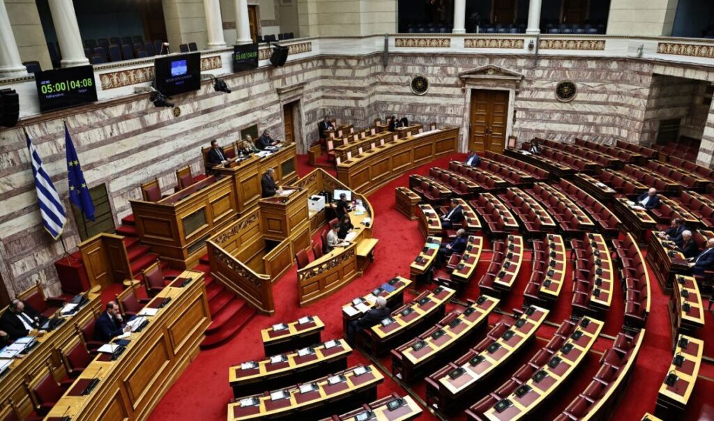 Ενός λεπτού σιγή στη Βουλή για τις 5 νεκρές στη «Βιολάντα» & τους 7 οπαδούς του ΠΑΟΚ που σκοτώθηκαν στη Ρουμανία