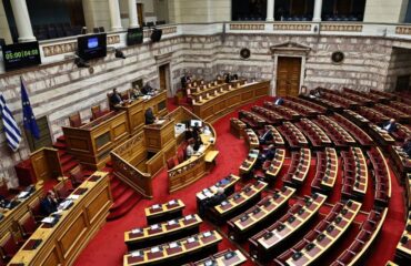 Ενός λεπτού σιγή στη Βουλή για τις 5 νεκρές στη «Βιολάντα» & τους 7 οπαδούς του ΠΑΟΚ που σκοτώθηκαν στη Ρουμανία