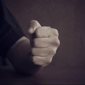 Πάτρα: Τρεις 19χρονοι κατήγγειλαν ότι ξυλοκοπήθηκαν για μια μπλούζα με την ελληνική σημαία