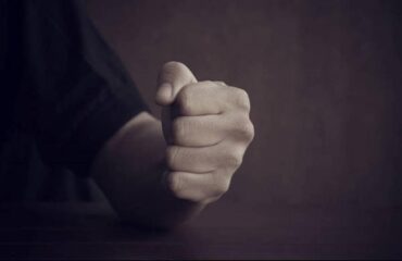 Πάτρα: Τρεις 19χρονοι κατήγγειλαν ότι ξυλοκοπήθηκαν για μια μπλούζα με την ελληνική σημαία