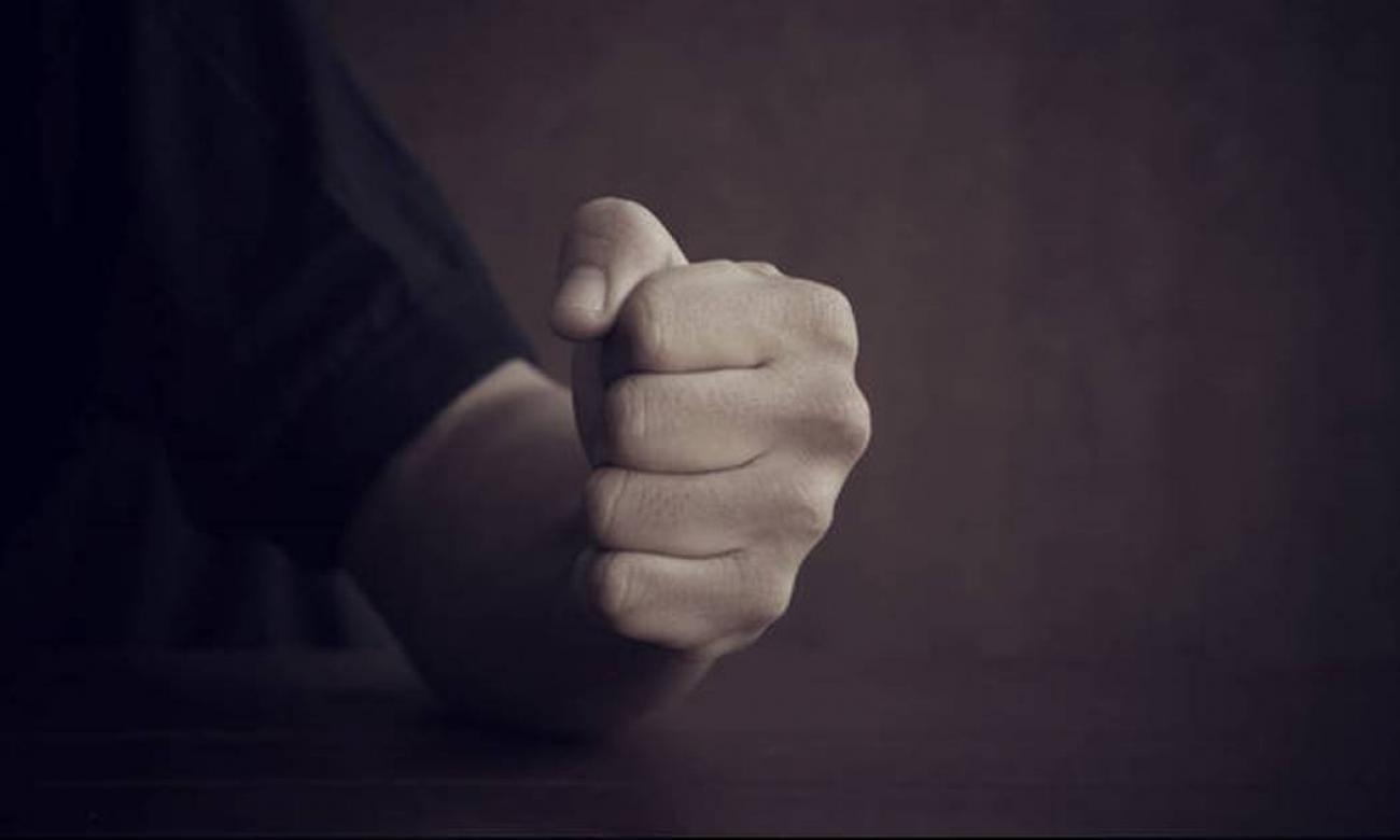 Πάτρα: Τρεις 19χρονοι κατήγγειλαν ότι ξυλοκοπήθηκαν για μια μπλούζα με την ελληνική σημαία