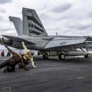 Η CENTCOM δείχνει απονηώσεις μαχητικών από το USS Abraham Lincoln