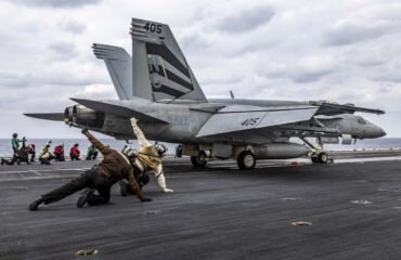 Η CENTCOM δείχνει απονηώσεις μαχητικών από το USS Abraham Lincoln