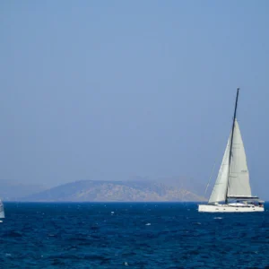 Σύμη: Βυθίστηκε ιστιοφόρο σημαίας Μεγάλης Βρετανίας λόγω της κακοκαιρίας