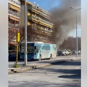 Θεσσαλονίκη: Στις φλόγες «τυλίχθηκε» αστικό λεωφορείο – Δείτε βίντεο