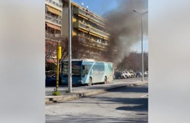 Θεσσαλονίκη: Στις φλόγες «τυλίχθηκε» αστικό λεωφορείο – Δείτε βίντεο