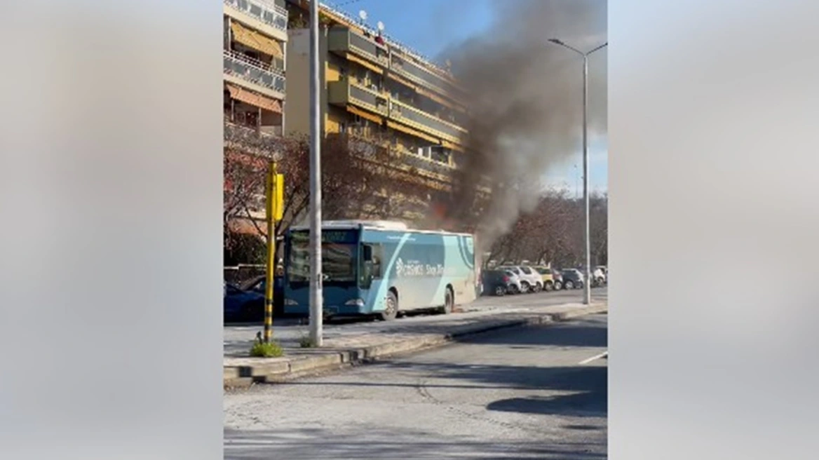 Θεσσαλονίκη: Στις φλόγες «τυλίχθηκε» αστικό λεωφορείο – Δείτε βίντεο