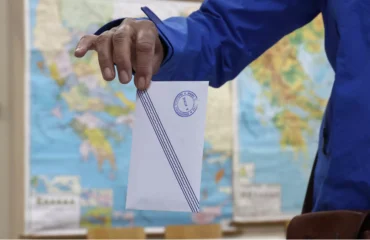 Δημοσκόπηση Opinion Poll: Πόσους ψήφους «αντλούν» τα κόμματα Μ.Καρυστιανού και Α.Τσίπρα από το ΠΑΣΟΚ