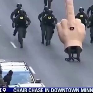 Πράκτορες του ICE «κυνηγούν» μία καρέκλα με ρόδες «μεταμφιεσμένη» ως… μεσαίο δάχτυλο! (θρυλικό ΑΙ βίντεο)