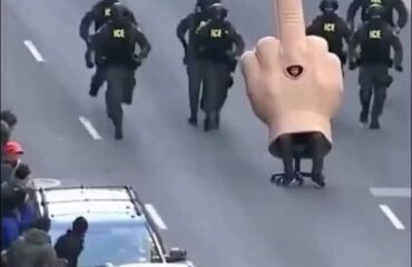 Πράκτορες του ICE «κυνηγούν» μία καρέκλα με ρόδες «μεταμφιεσμένη» ως… μεσαίο δάχτυλο! (θρυλικό ΑΙ βίντεο)