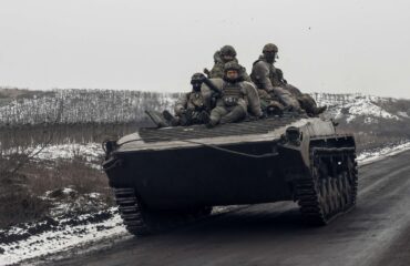 «Περιμένετε»! – Ουκρανοί στρατιώτες  δέχονται πυρά μέσα σε BMP – Σκηνές χάους