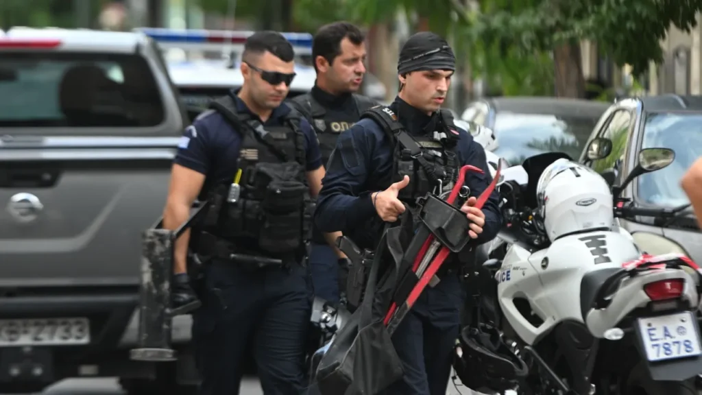 Ηράκλειο: Επεισοδιακή σύλληψη ζευγαριού από ειδικές αστυνομικές δυνάμεις που διέπραττε ληστείες – Δείτε βίντεο