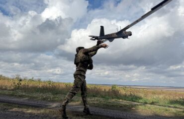 Βίντεο: Οι ρωσικές δυνάμεις κτύπησαν πετρελαιοφόρα στον στρατηγικό δρόμο M-04 που συνδέει Πάβλοχραντ και Κουρακόβε