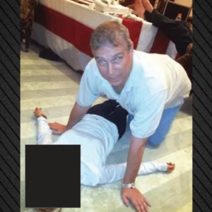 Υπόθεση Τ.Έπσταϊν: Στο «φως» φωτογραφία με τον πρίγκιπα Άντριου πάνω από γυναίκα που βρίσκεται στο πάτωμα