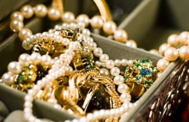 Ναύπακτος: Χειροπέδες σε μητέρα και κόρη για κλοπή κοσμημάτων από κατάστημα