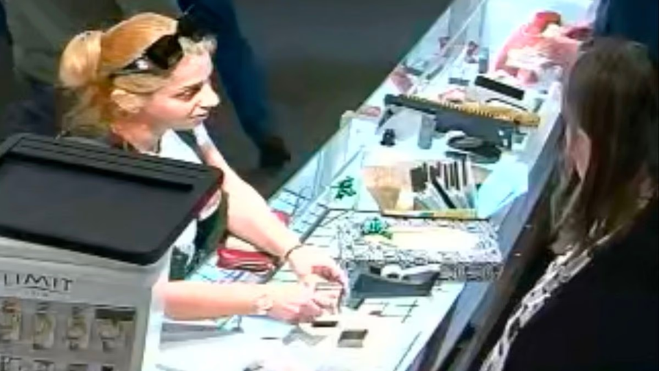 Βίντεο: Η στιγμή που Ρουμάνα κλέβει διαμαντένιο δαχτυλίδι αξίας 6.000 λιρών από κοσμηματοπωλείο στη Βρετανία