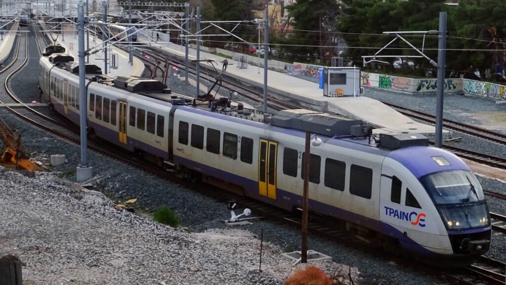 Ιερά Οδός: ΙΧ στάθμευσε πάνω στις γραμμές του τρένου – Καθυστερήσεις στον Προαστιακό