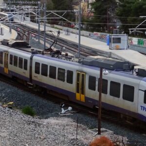 Ιερά Οδός: ΙΧ στάθμευσε πάνω στις γραμμές του τρένου – Καθυστερήσεις στον Προαστιακό