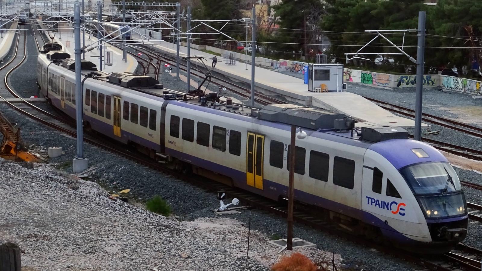 Ιερά Οδός: ΙΧ στάθμευσε πάνω στις γραμμές του τρένου – Καθυστερήσεις στον Προαστιακό