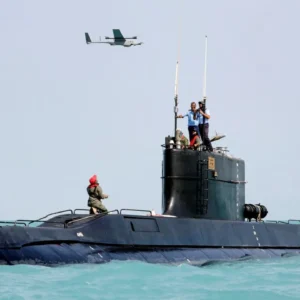 Οι Ιρανοί υποστηρίζουν ότι διαθέτουν υποβρύχια τoύνελ με πυραύλους κατά σκαφών επιφανείας στον Κόλπο!