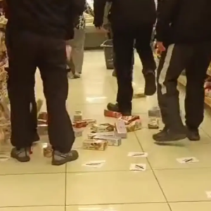 Βόλος: Νεαροί εισέβαλαν σε σούπερ μάρκετ και ποδοπάτησαν προϊόντα της «Βιολάντα» (βίντεο)