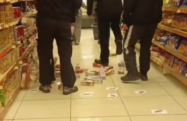 Βόλος: Νεαροί εισέβαλαν σε σούπερ μάρκετ και ποδοπάτησαν προϊόντα της «Βιολάντα» (βίντεο)