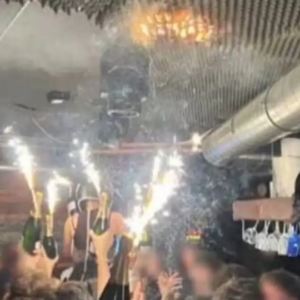 Επιζήσασα από τη φονική φωτιά στο Κραν Μοντανά αποκαλύπτει τα εγκαύματά της σε πρόσωπο και χέρια (φώτο)