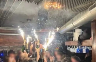 Επιζήσασα από τη φονική φωτιά στο Κραν Μοντανά αποκαλύπτει τα εγκαύματά της σε πρόσωπο και χέρια (φώτο)