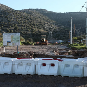 Γλυφάδα: Έβαλαν οδοφράγματα και τσιμεντένια μπλοκ στο δρόμο που είχε γίνει χείμαρρος