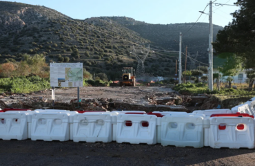 Γλυφάδα: Έβαλαν οδοφράγματα και τσιμεντένια μπλοκ στο δρόμο που είχε γίνει χείμαρρος