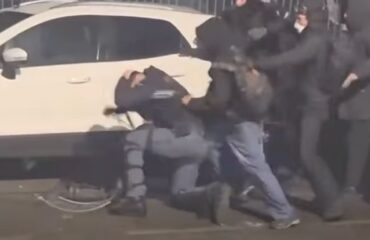 Άγρια επεισόδια στο Τορίνο: Διαδηλωτές απέκοψαν και ξυλοκόπησαν ακόμα και με σφυρί αστυνομικό (βίντεο)