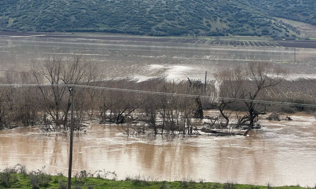 Υπερχείλισε ο Πηνειός έξω από τη Λάρισα – Πλημμύρισαν αγροτικές εκτάσεις (βίντεο)