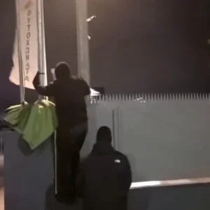 Η ανακοίνωση του Ρουβίκωνα μετά την επίθεση μελών του σε «λάθος εταιρεία» στο Μενίδι: «Θα αποζημιωθεί»