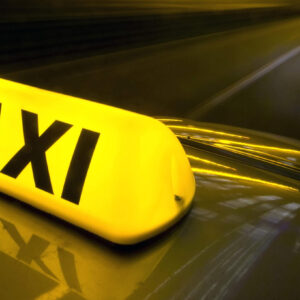 Τρόμος για οδηγό ταξί στη Λάρισα: Τον έπιασαν από το λαιμό και του άρπαξαν 200 ευρώ