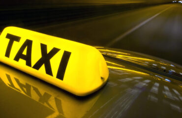 Τρόμος για οδηγό ταξί στη Λάρισα: Τον έπιασαν από το λαιμό και του άρπαξαν 200 ευρώ