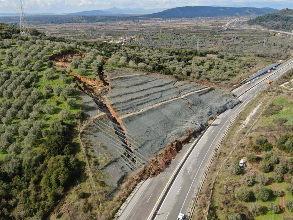 Άρτα: 200 μέτρα είναι το μήκος του ρήγματος πάνω από την Ιόνια Οδό!