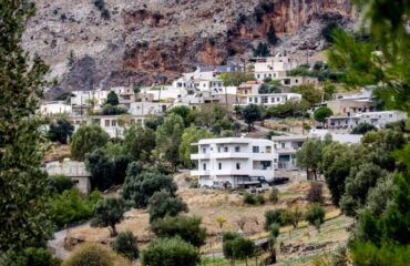 Ηράκλειο: Βαρύς οπλισμός και εκρηκτικές ύλες βρέθηκαν κοντά σε μαντρί στα Βορίζια