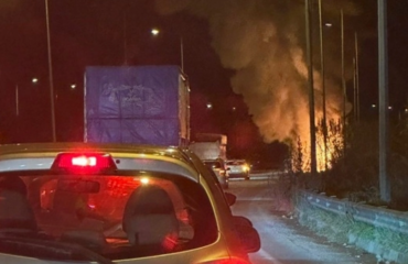 Θεσσαλονίκη: Στις φλόγες από μηχανική βλάβη «τυλίχθηκε» αστικό λεωφορείο στη Σίνδο (φώτο)