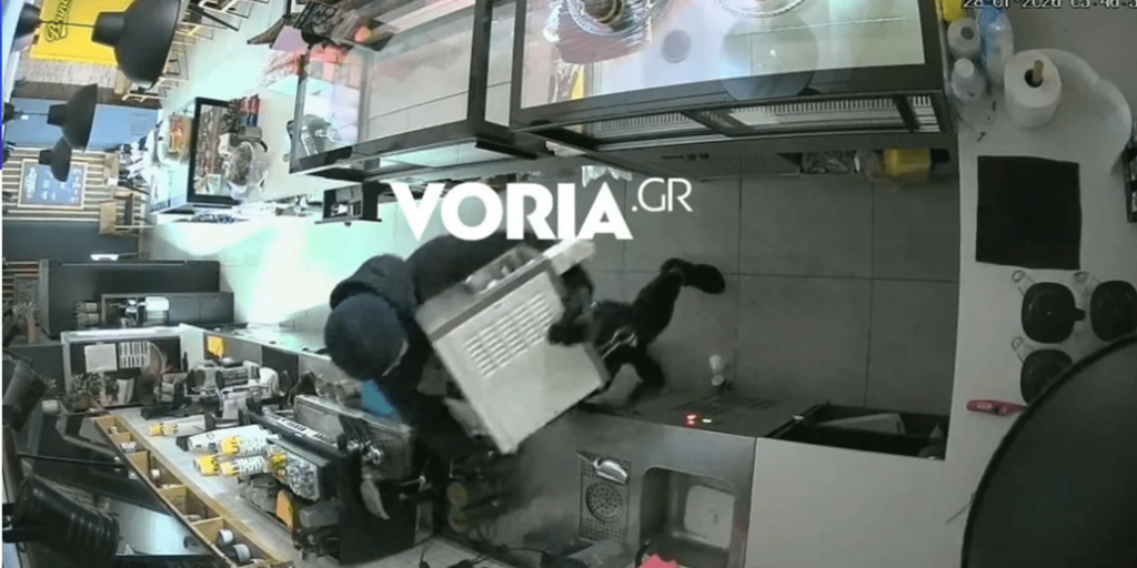 Βίντεο ντοκουμέντο από τη ληστεία σε καφέ στον Εύοσμο: Άρπαξαν συσκευή αφρόγαλου αξίας 4.000 ευρώ