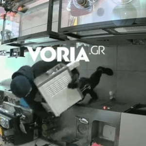 Βίντεο ντοκουμέντο από τη ληστεία σε καφέ στον Εύοσμο: Άρπαξαν συσκευή αφρόγαλου αξίας 4.000 ευρώ