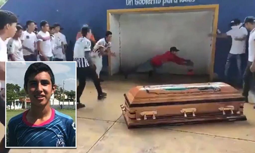 Μακάβριο αλλά συγκινητικό: 16χρονος δολοφονήθηκε και οι φίλοι του βάζουν γκολ με το… φέρετρό του (βίντεο)